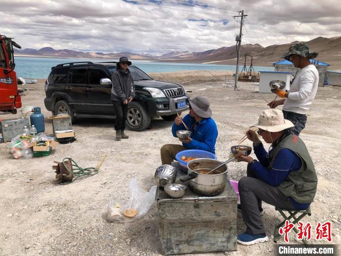 在“世界屋脊”上作業(yè)，中國(guó)科考隊(duì)員衣、食、住、行有何特色？