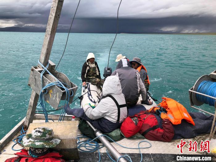 科考隊(duì)員在高原湖泊的鉆探平臺(tái)上累了臨時(shí)就地休息?！?lt;a target='_blank' ><p  align=