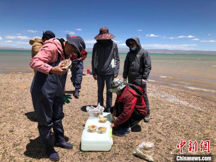 科考隊(duì)員在高原湖泊岸邊進(jìn)餐?！?lt;a target='_blank' ><p  align=