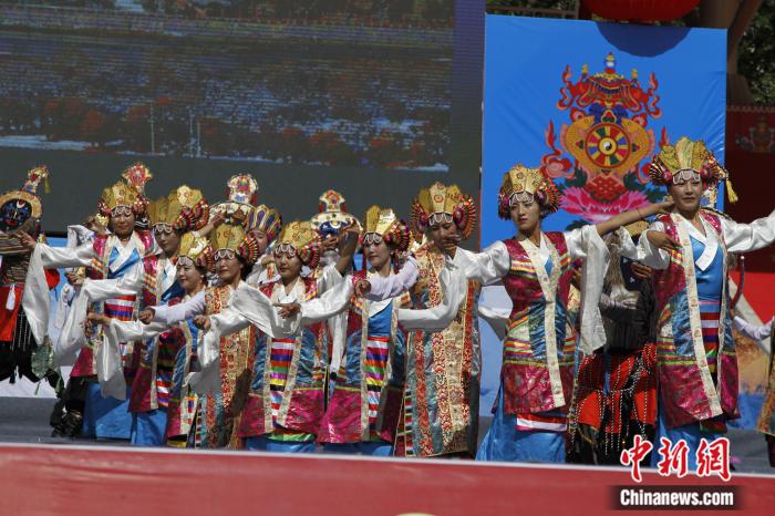 圖為日喀則市一場文藝節(jié)目的藏戲表演(資料圖)。趙朗攝