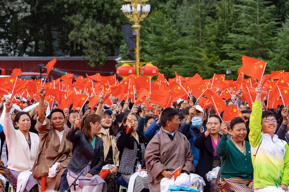 8月19日10時(shí)，慶祝西藏和平解放70周年大會(huì)在拉薩市布達(dá)拉宮廣場(chǎng)隆重舉行。徐馭堯 攝