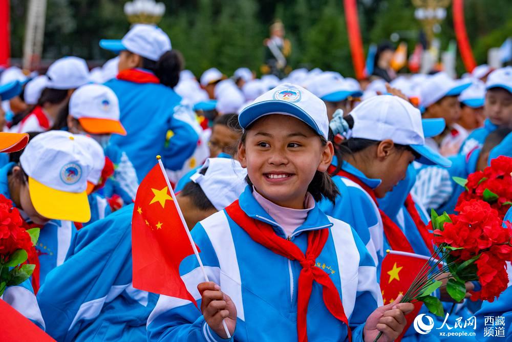 8月19日10時(shí)，慶祝西藏和平解放70周年大會(huì)在拉薩市布達(dá)拉宮廣場(chǎng)隆重舉行。徐馭堯 攝