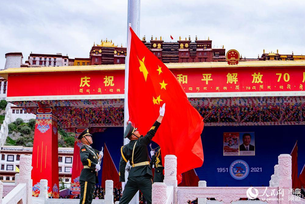 8月19日10時(shí)，慶祝西藏和平解放70周年大會(huì)在拉薩市布達(dá)拉宮廣場(chǎng)隆重舉行。這是大會(huì)舉行升旗儀式。徐馭堯 攝