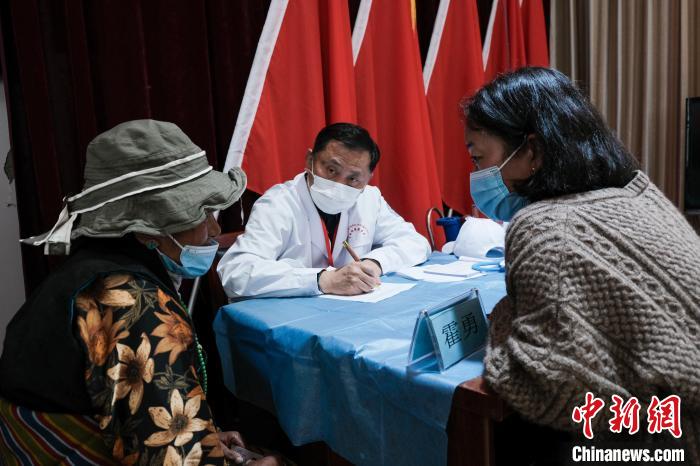北京大學(xué)第一醫(yī)院教授、主任醫(yī)師霍勇在義診現(xiàn)場(chǎng)接診。　江飛波 攝