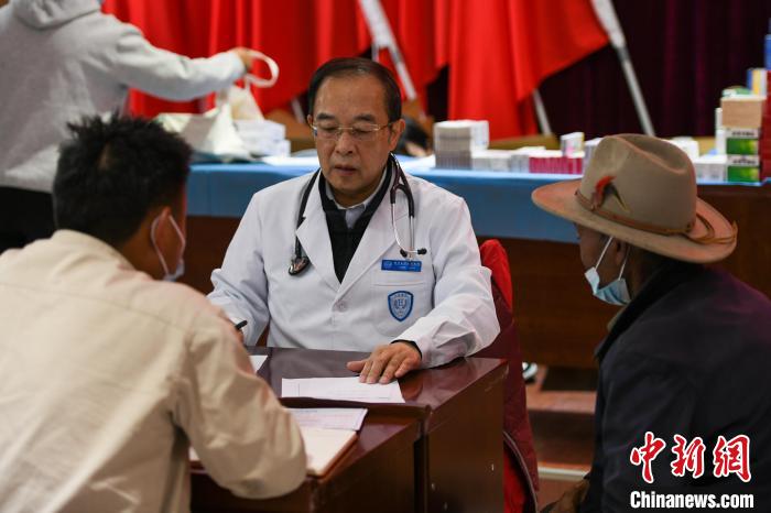北京大學(xué)人民醫(yī)院心臟中心副主任、博士生導(dǎo)師王偉民為農(nóng)牧民問診?！〗w波 攝
