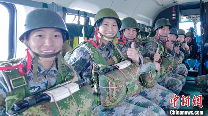 圖為女兵們在直升機(jī)上準(zhǔn)備跳傘。　王述東 攝