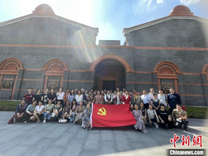 參觀中共一大、二大會(huì)址，學(xué)員們回顧了中國(guó)共產(chǎn)黨百年大黨的革命歷程?！∪A東師大供圖