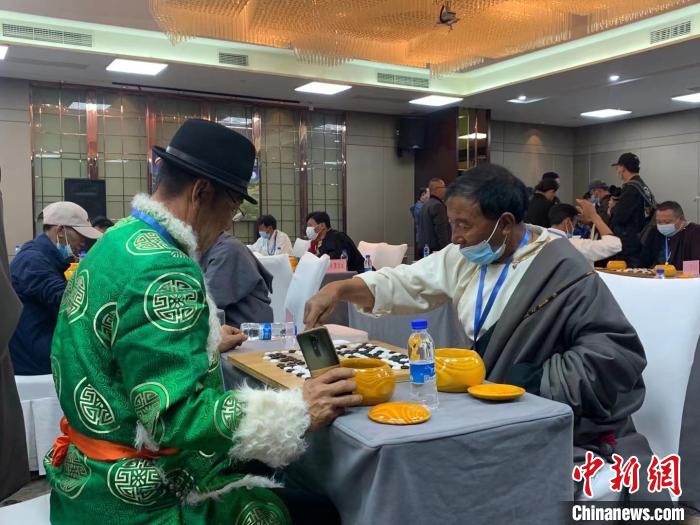 圖為參賽選手正在進(jìn)行藏棋對(duì)弈。　謝牧 攝