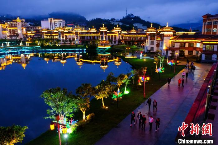 圖為2021年5月18日，西藏自治區(qū)墨脫縣城入夜，昔日的“高原孤島”如今面貌一新?！〗w波 攝