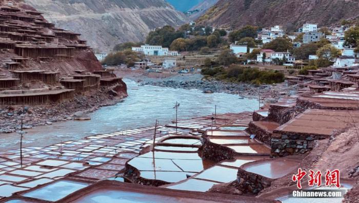 資料圖為芒康千年古鹽田。 <a target='_blank' ><p  align=