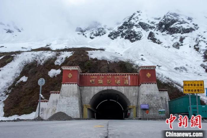 墨脫公路控制性工程——嘎隆拉隧道。上方為嘎隆拉雪山，曾是進入墨脫最大的“攔路虎”。