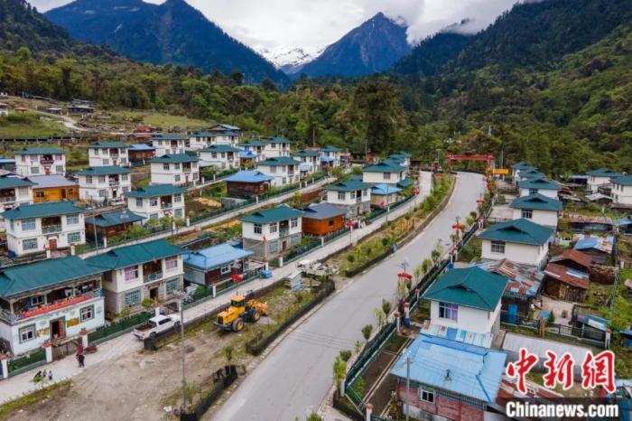墨脫公路上的達木珞巴民族鄉(xiāng)貢日村，該村此前為舊墨脫公路著名的物資轉(zhuǎn)運點，被稱為“80K”。