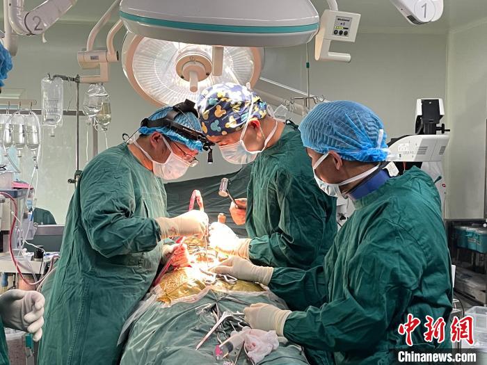 圖為在北京援藏醫(yī)療隊專家指導(dǎo)下，多項新技術(shù)使用到脊柱疾病的手術(shù)中。(資料圖) 拉薩市人民醫(yī)院脊柱外科供圖