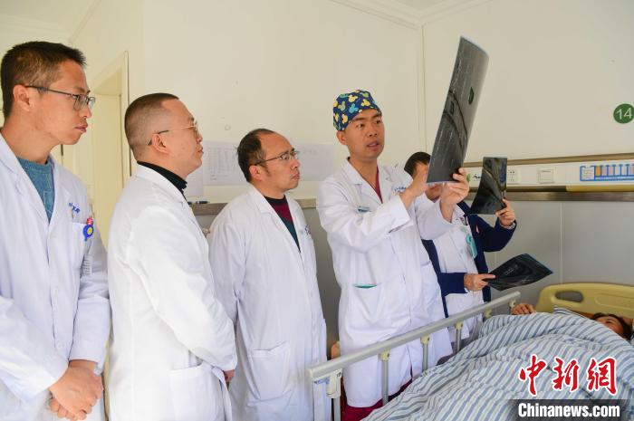 圖為醫(yī)療援藏專家何蔚(站右二)與馮敬云(左二)、廖濤(左三)等人討論患者病情。(資料圖) 貢嘎來松 攝