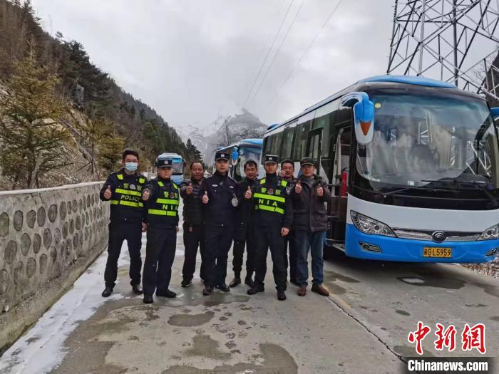 救援成功后，司機們與邊境派出所民警合影?！±罱ǚ?攝