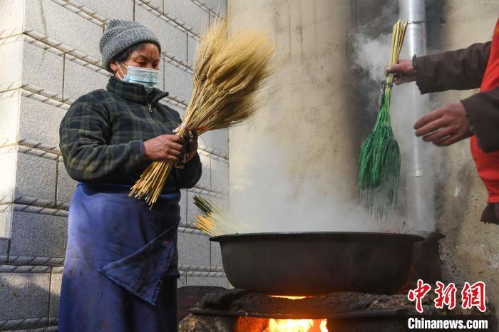 圖為拉薩手藝人制作年貨“羅薩梅朵”?！∝暩聛硭?攝