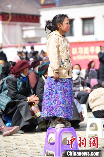 圖為觀看節(jié)目的小女孩?！∝暩聛硭?攝
