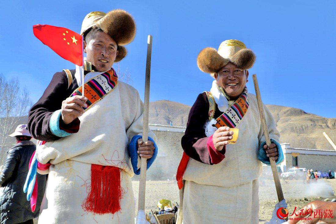 互敬青稞酒，祈福一年的豐收。人民網(wǎng) 次仁羅布攝