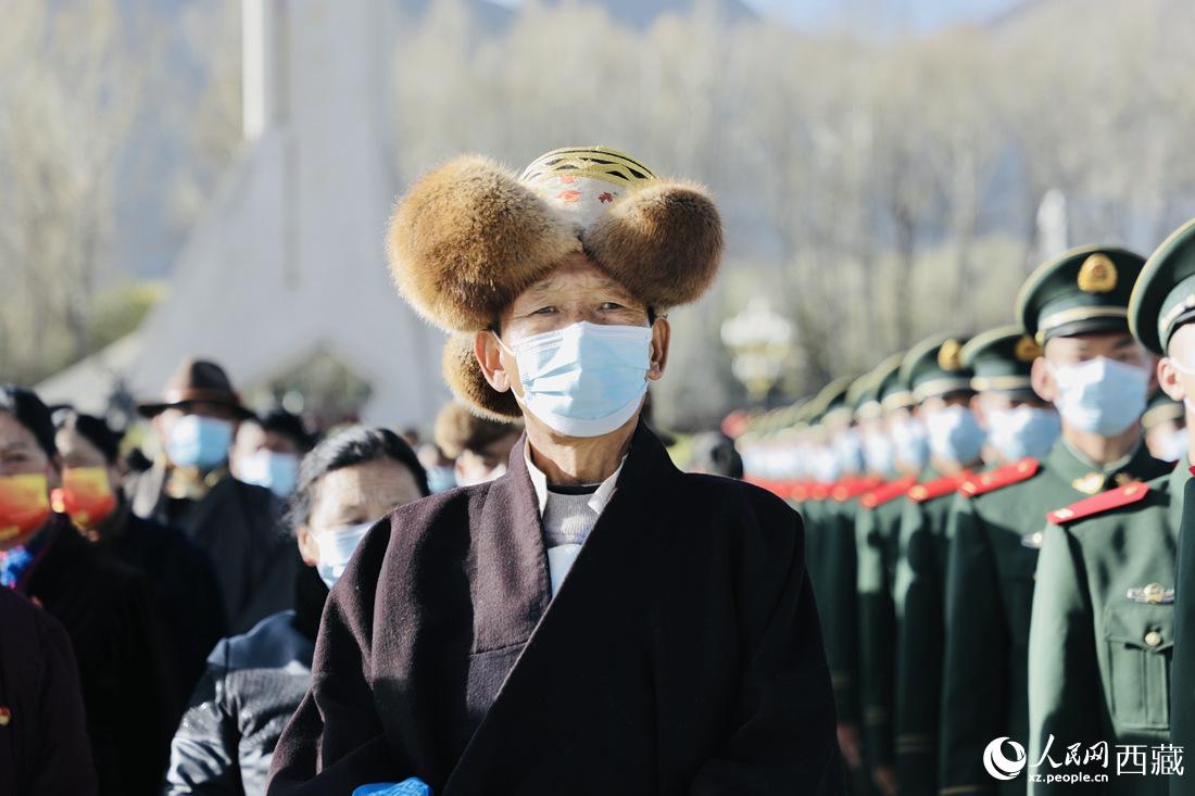 群眾代表們參加升旗儀式現(xiàn)場(chǎng)。人民網(wǎng) 次仁羅布 攝