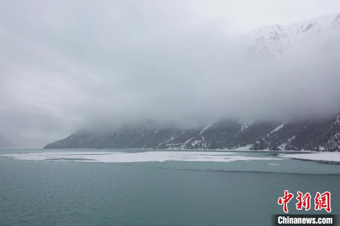 然烏湖春雪飄落?！∪轿木?攝