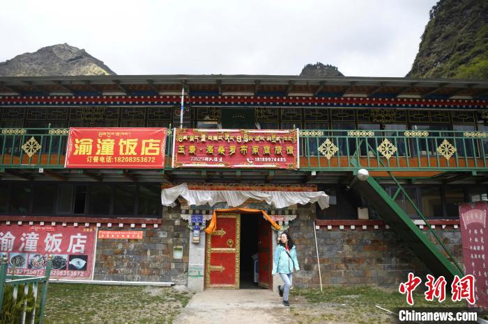 玉麥鄉(xiāng)里修建了飯店與旅館?！钊A峰 攝