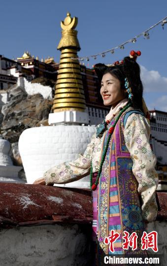 西藏自治區(qū)級(jí)非遺項(xiàng)目——拉薩服飾，圖為舊時(shí)拉薩貴族婦女的裝扮。