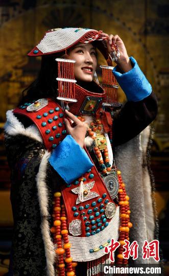 圖為國(guó)家級(jí)非遺項(xiàng)目——西藏阿里普蘭的“宣”服，該服飾華麗稀有，每逢節(jié)日盛典時(shí)才會(huì)穿戴。　李林 攝