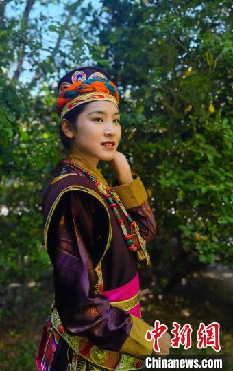圖為國(guó)家級(jí)非遺項(xiàng)目——林芝工布藏族服飾?！±盍?攝