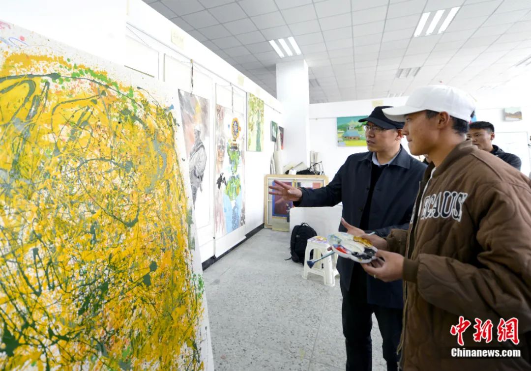 劉洋在課堂上指導(dǎo)學(xué)生繪畫技巧。<a target='_blank' href='/'><p  align=