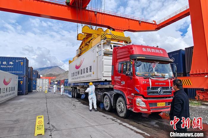 援助物資卸車現(xiàn)場?！F青藏集團(tuán)有限公司拉薩車務(wù)段 供圖