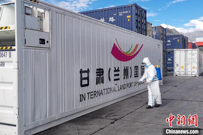 9月9日，甘肅省援助拉薩700噸生活物資“乘冷鏈專列”抵達(dá)拉薩?！F青藏集團(tuán)有限公司拉薩車務(wù)段 供圖