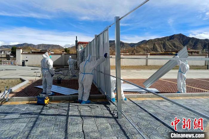 西藏金塔建設集團有限公司職工支援日喀則方艙建設?！∈茉L者供圖