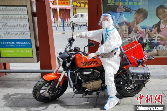 圖為西藏阜康醫(yī)療工作人員騎摩托為居家防疫市民送藥?！∈茉L者供圖
