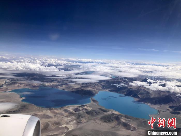 西藏阿里到拉薩航班途經(jīng)的高原湖泊?！?lt;a target='_blank' href='/'><p  align=