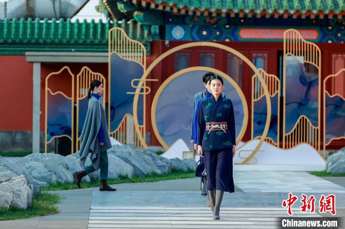 近40套藏式針織系列時(shí)裝亮相2022北京時(shí)裝周。　北京時(shí)裝周供圖