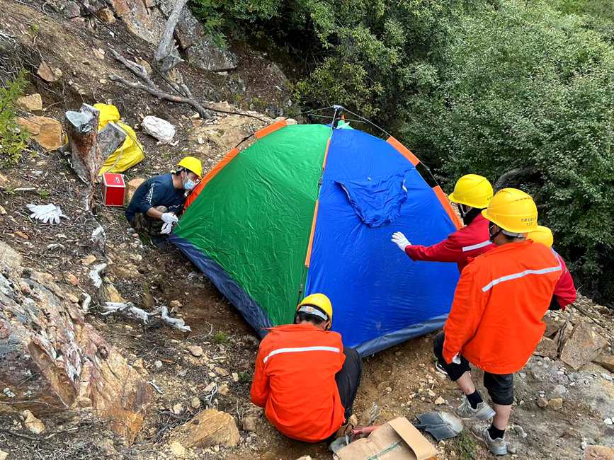 9月15日，電力施工人員正在施工點附近搭建暫居帳篷。白瑪多吉攝
