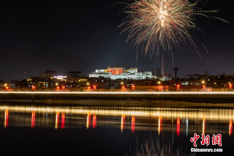 資料圖為2022年3月1日，拉薩迎來(lái)藏歷新年“古突夜”，煙花與被燈光照亮的布達(dá)拉宮交相輝映。 <a target='_blank' href='/'><p  align=
