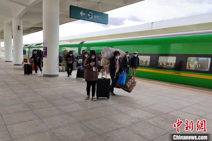 10月6日，乘客乘復(fù)工專列抵達(dá)日喀則?！±_車務(wù)段 供圖