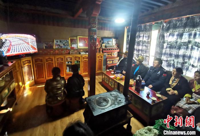 圖為西藏普蘭出入境邊防檢查站斜爾瓦執(zhí)勤點(diǎn)移民管理警察與駐地民眾一起收看二十大開幕盛況?！」鶗怨?攝