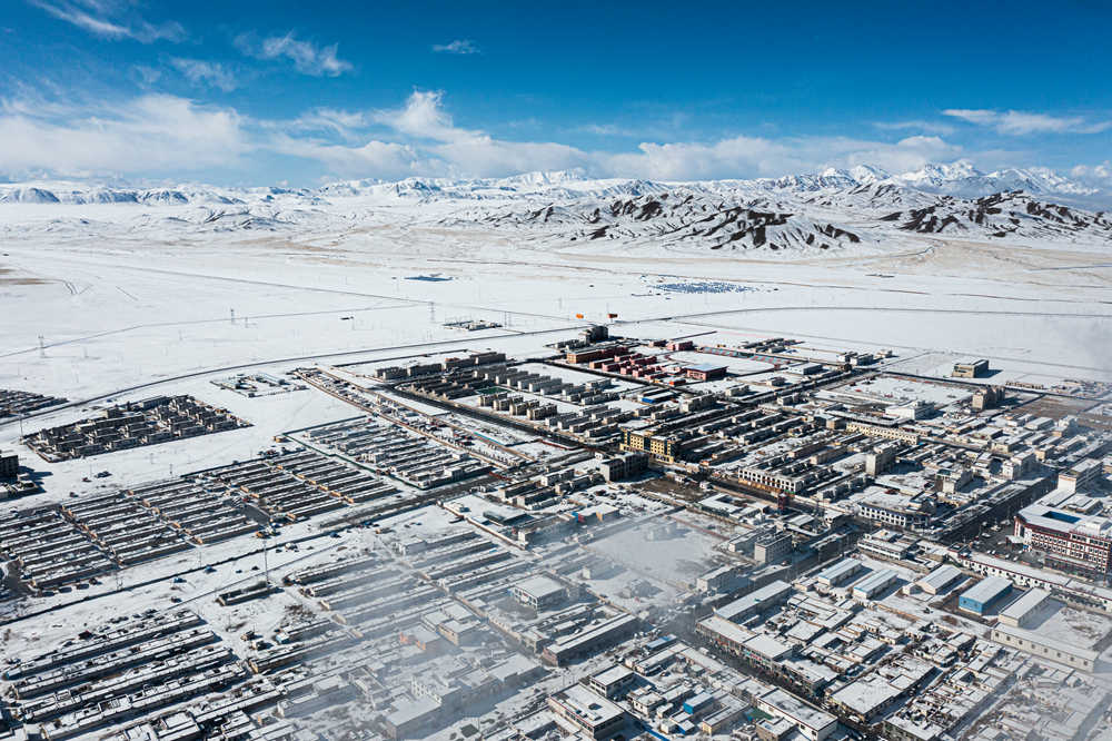 西藏阿里地區(qū)改則縣迎來初雪，銀裝素裹，美如畫卷。