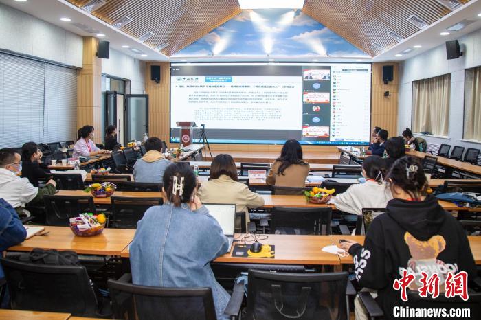 圖為論壇會議現(xiàn)場?！⊥瑬|放 攝