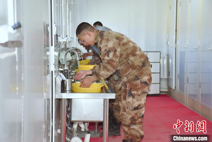 圖為阿里軍分區(qū)某邊防團官兵在新建水房洗漱?！詵| 攝