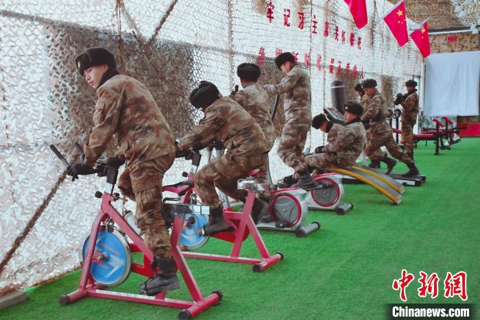 圖為阿里軍分區(qū)某邊防團官兵在陽光房里鍛煉?！詵| 攝