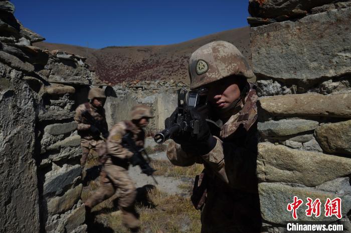 官兵正在進行戰(zhàn)術(shù)綜合訓練?！∥鞑厣侥宪姺謪^(qū)某團供圖