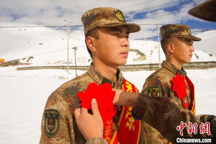 退伍老兵合照留念?！∥鞑厣侥宪姺謪^(qū)某團(tuán)供圖