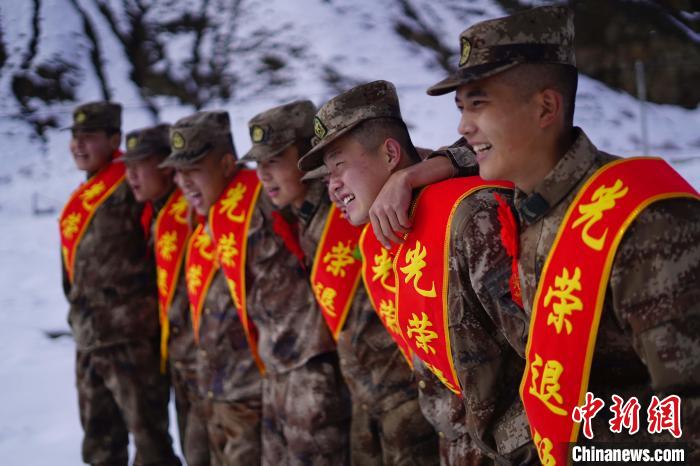 退伍老兵合照留念?！∥鞑厣侥宪姺謪^(qū)某團(tuán)供圖