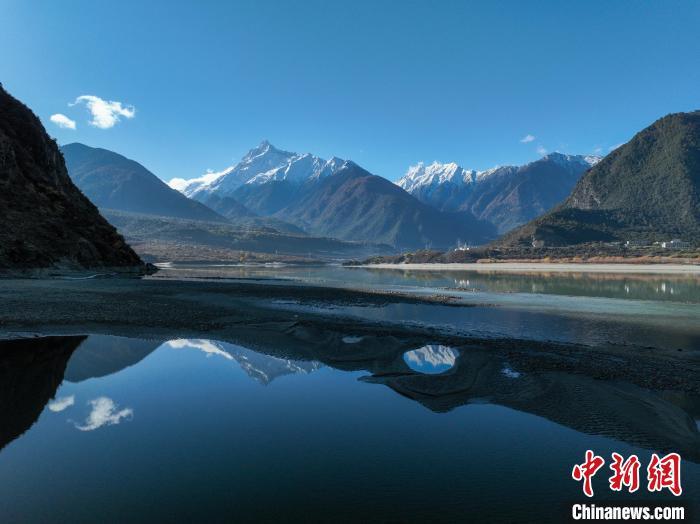 西藏林芝雅魯藏布江和遠(yuǎn)處的雪山。　董志雄 攝