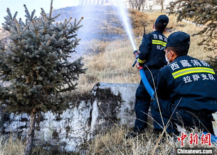 12月6日，布達(dá)拉宮消防救援大隊(duì)在布達(dá)拉宮山體林草區(qū)域開展?jié)窕ぷ??！㈣?攝