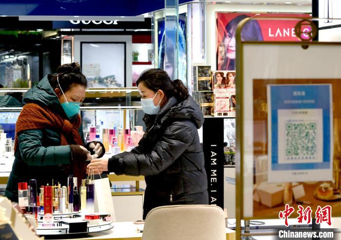 12月7日，拉薩，市民掃碼進(jìn)入拉薩百貨大樓選購(gòu)護(hù)膚品。　李林 攝