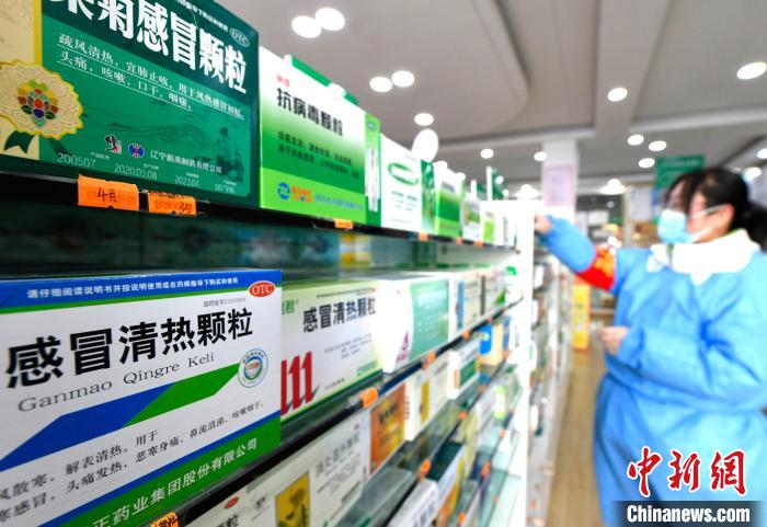 12月7日，拉薩宇拓路一藥店工作人員正在整理店內(nèi)的感冒類藥品。　李林 攝